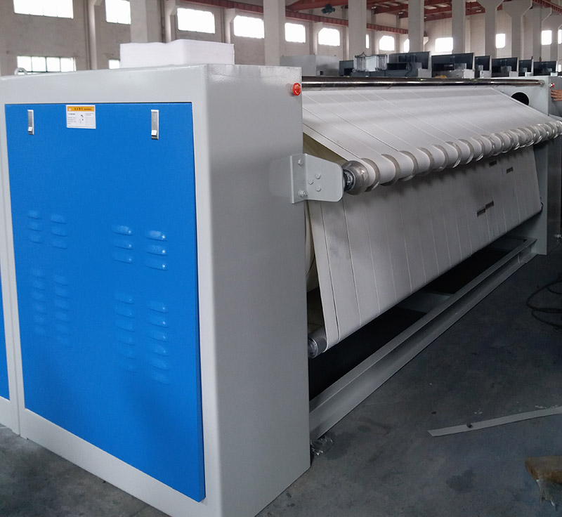 環(huán)保型燃氣燙平機插圖 每一臺專用的洗滌設(shè)備負責(zé)一個用途,比如今天我們要介紹的是環(huán)保型燃氣燙平機,屬于燙平機的一種,主要用途看字面意思就了解了,就是能夠在清洗布草以后,能夠用燙平機將布草熨燙好了,是必不可少的一個洗滌設(shè)備。